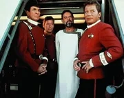 Der vulkanische Herrscher Sybok (Laurence Luckinbill, 2.v.r.) hat die Enterprise mitsamt der Crew gakapert.