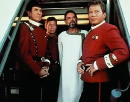 Der vulkanische Herrscher Sybok (Laurence Luckinbill, 2.v.r.) hat die Enterprise mitsamt der Crew gakapert.