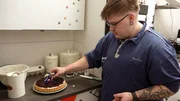 Eigentlich hat Damian allen Grund zu feiern: Er wird 27. Doch sein Partner Lukas sagt kurzfristig ab - die Entt&auml;uschung ist gro&szlig;.