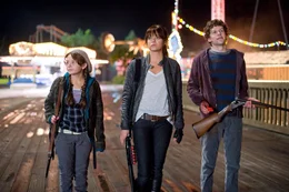 Little Rock (Abigail Breslin, l.) und ihre Schwester Wichita (Emma Stone, M.) halten zusammen mit dem College-Studenten Columbus (Jesse Eisenberg, r.) Ausschau nach Zombies, die &uuml;berall im Vergn&uuml;gungspark Pacific Playland in der Dunkelheit lauern k&ouml;nnten.