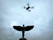 Start Up Lilienthal erz&auml;hlt eine Heldengeschichte. Der Flugpionier Otto Lilienthal gr&uuml;ndet im Berlin des 19. Jahrhunderts das erste Start-up-Unternehmen der Luftfahrttechnik, um sich und der ganzen Menschheit den Traum vom Fliegen zu erf&uuml;llen. - Die Begegnung.