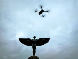 Start Up Lilienthal erz&auml;hlt eine Heldengeschichte. Der Flugpionier Otto Lilienthal gr&uuml;ndet im Berlin des 19. Jahrhunderts das erste Start-up-Unternehmen der Luftfahrttechnik, um sich und der ganzen Menschheit den Traum vom Fliegen zu erf&uuml;llen. - Die Begegnung.