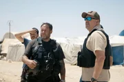 Gary und Rick von einer Agentur f&uuml;r Kriegstourismus bereiten die Besichtigung eines Fl&uuml;chtlingslagers vor.