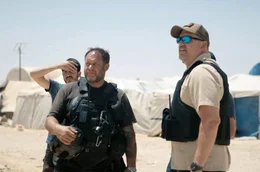Gary und Rick von einer Agentur f&uuml;r Kriegstourismus bereiten die Besichtigung eines Fl&uuml;chtlingslagers vor.