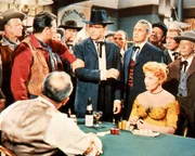Der Gl&uuml;cksspieler und Revolverheld Doc Holliday und der Sheriff Wyatt Earp (Burt Lancaster, m.) reiten von Dodge City in Kansas nach Tombstone, Arizona. Earps Br&uuml;der brauchen dringend Hilfe: Die Gang der Clantons, allen voran Ike Clanton, terrorisiert die Stadt. Eine gnadenlose Schlacht beginnt. Es ist wild im Westen! (Rhonda Fleming als Laura Denbow, vorne, r.)