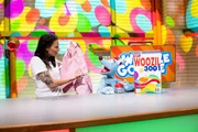 Flecken und verfärbte Wäsche sind gar kein Problem für den Fleckentferner von Woozle (re.) - Woozil 3001. Leider wird damit auch die farbenfrohe Kleidung von Maria (li.) plötzlich weiß. Davon ist sie natürlich gar nicht begeistert. Flecken und verfärbte Wäsche sind gar kein Problem für den Fleckentferner von Woozle (re.) - Woozil 3001. Leider wird damit auch die farbenfrohe Kleidung von Maria (li.) plötzlich weiß. Davon ist sie natürlich gar nicht begeistert.