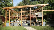 Im Garten von Alex und Ruth haben Unkraut und Wurzeln die F&uuml;hrung &uuml;bernommen. Landschaftsdesignerin Sara r&auml;umt auf und gestaltet eine tiefergelegte Sitzfl&auml;che sowie einen Essbereich. Eine Feuerstelle l&auml;dt zu gem&uuml;tlichen Abenden im Freien ein.
