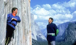 Admiral Kirk (William Shatner, l.) und Captain Spock (Leonard Nimoy, r.) m&uuml;ssen ihren Urlaub im Yosemite-Park schon bald abbrechen.
