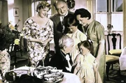 7. Oma Jantzen (Margarete Haagen, Mi.) h&auml;tte beinah ihren eigenen Geburtstag vergessen, doch ganz Immerhof hat daran gedacht. Hier gratulieren Herr Ottokar (Herbert Kiper), seine Gattin K&auml;the (Maria Paudler, li.) und die Kinder.