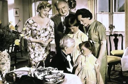 7. Oma Jantzen (Margarete Haagen, Mi.) h&auml;tte beinah ihren eigenen Geburtstag vergessen, doch ganz Immerhof hat daran gedacht. Hier gratulieren Herr Ottokar (Herbert Kiper), seine Gattin K&auml;the (Maria Paudler, li.) und die Kinder.