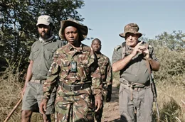 Nkateko Mzimba (2.v.l.) und ihr Supervisor, Johan Grobler (re.), w&auml;hrend einer Morgenpatrouille: Johan sieht die Black-Mamba-Frauen als Bindeglied zu den Wilderern, da sie aus denselben D&ouml;rfern stammen.