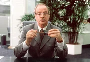 Karl (Friedrich von Thun) ist ein ordnungsliebender Mensch, der seit Jahren jeden Tag mit einem genau eingeteilten Zeitplan beginnt.