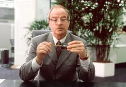 Karl (Friedrich von Thun) ist ein ordnungsliebender Mensch, der seit Jahren jeden Tag mit einem genau eingeteilten Zeitplan beginnt.