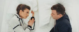 Luca (Laura de Boer) und Linus (Friedrich M&uuml;cke) treffen sich virtuell.