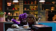 Moppi und MiWau teilen sich freundschaftlich einen Kuchen.