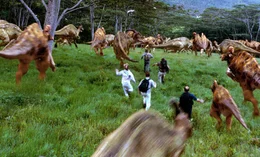 "Jurassic Park III", Dem Pal&auml;ontologen Dr. Grant fehlt das Geld f&uuml;r die Erforschung der Intelligenz von Velociraptoren. Das Angebot des Ehepaares Paul und Amanda Kirby, eine Expedition in ein Saurier-Reservat zu finanzieren, kommt ihm da gerade recht. Beim &Uuml;berflug der Isla Sorna kommt es zur Bruchlandung. Die Insel gilt seit Grants &Uuml;berlebenskampf gegen den Tyrannosaurus Rex als absolutes Sperrgebiet. Mit gefr&auml;&szlig;igen Spinosaurieren hat sich dort aber inzwischen eine noch viel gef&auml;hrlichere Spezies entwickelt.  SENDUNG: ORF eins - SO - 28.06.2020 - 15:20 UHR. - Veroeffentlichung fuer Pressezwecke honorarfrei ausschliesslich im Zusammenhang mit oben genannter Sendung oder Veranstaltung des ORF bei Urhebernennung.