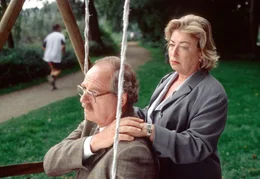 ARD/NDR - BARGELD LACHT, Deutschland 2001, Regie Hajo Gies am Mittwoch (17.10.01) um 20:15 Uhr vom NDR im Ersten. Karl Weiss (Friedrich von Thun) berichtet seiner Frau Mathilde (Brigitte Janner), dass er entlassen wurde. Mathilde, von der Nachricht weniger beeindruckt, als davon, dass ihr Mann sich mit seiner neuen Situation nicht anfreunden kann, versucht, ihm die Vorteile seines Rentnerdaseins schmackhaft zu machen. c NDR/Nicole Manthey - Abdruck honorarfrei nur im Zusammenhang mit der Sendung bei Nennung: NDR (S2). Andere Verwendung nur nach Absprache. NDR-Pressestelle/Fotostelle 040/4156-2305, Fax: -2199