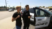 Einsatz in Kansas City: Dort nähern sich Philipp Schultze und seine amerikanischen Polizeikollegen auf einem Spielplatz einem Verdächtigen, der eine Machete und ein Messer bei sich trägt. Der Mann hat offenbar Drogen konsumiert. In West Covina ist ebenfalls Gefahr im Verzug: Dort trifft Nina Patermann bei einer Personenkontrolle auf ein tätowierten Gangmitglied. Und Sajoscha Boss sammelt beim Auslandseinsatz in Brasilien neue Erfahrungen. Der deutsche Kommissar ist in Lapa, der Partymeile Rio de Janeiros, einem Drogendealer auf der Spur. Einsatz in Kansas City: Dort nähern sich Philipp Schultze und seine amerikanischen Polizeikollegen auf einem Spielplatz einem Verdächtigen, der eine Machete und ein Messer bei sich trägt. Der Mann hat offenbar Drogen konsumiert. In West Covina ist ebenfalls Gefahr im Verzug: Dort trifft Nina Patermann bei einer Personenkontrolle auf ein tätowierten Gangmitglied. Und Sajoscha Boss sammelt beim Auslandseinsatz in Brasilien neue Erfahrungen. Der deutsche Kommissar ist in Lapa, der Partymeile Rio de Janeiros, einem Drogendealer auf der Spur.