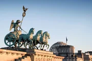 Das Vierergespann mit der Friedensg&ouml;ttin auf dem Brandenburger Tor, die sogenannte Quadriga, ist Wahrzeichen Berlins und inoffizielles Nationalsymbol.