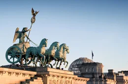 Das Vierergespann mit der Friedensg&ouml;ttin auf dem Brandenburger Tor, die sogenannte Quadriga, ist Wahrzeichen Berlins und inoffizielles Nationalsymbol.