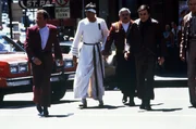 Kirk (William Shatner, l.), Spock (Leonard Nimoy, M.), Scotty (James Doohan, 2.v.r.) und Chekov (Walter Koenig, r.) irren durch das San Francisco von 1986.