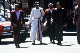 Kirk (William Shatner, l.), Spock (Leonard Nimoy, M.), Scotty (James Doohan, 2.v.r.) und Chekov (Walter Koenig, r.) irren durch das San Francisco von 1986.