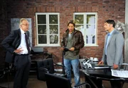 ARD ROTE ROSEN FOLGE 1794. Ben (Hakim Michael Meziani, M.) bekommt mit, dass Thomas' Maßnahmen, bei Drechsler (Klaus Christian Schreiber, r.) und Naumann (Markus Stolberg, l.) für Missstimmung sorgen. ARD ROTE ROSEN FOLGE 1794. Ben (Hakim Michael Meziani, M.) bekommt mit, dass Thomas' Maßnahmen, bei Drechsler (Klaus Christian Schreiber, r.) und Naumann (Markus Stolberg, l.) für Missstimmung sorgen.