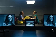 Selma Kirsch (Yve Burbach, r.) hat Anabelle Winter (Sonja Kirchberger, l.) zu einer Vernehmung vorgeladen. Die Schauspielerin h&auml;tte einen immensen Imageschaden erlitten, wenn der Artikel des Opfers ver&ouml;ffentlicht worden w&auml;re.