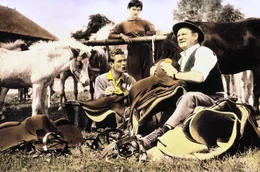 2. Die Ponys sind die Attraktion auf Immenhof, aber nicht nur f&uuml;r die G&auml;ste, sondern auch f&uuml;r Dick (Angelika Meissner), ihren Freund Ralf (Raidar M&uuml;ller) und den Portier Hein Daddel (Josef Sieber, re.).