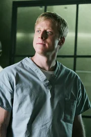 Als zwei Jungen vermisst werden, muss sich der f&uuml;r seine p&auml;dophilen Neigungen bekannte Carl Fisher (Alan Tudyk) den Fragen der CSI-Ermittler stellen.