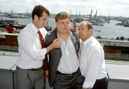 00 Uhr. Probleme bei der Central Investment: Humpe (Sven Pippig), ein Mitarbeiter, der k&uuml;rzlich entlassen wurde, will mit der Pistole eine deftige Abfindung erpressen. Steiger (August Schm&ouml;lzer) und Svenson (Kai Maertens) k&ouml;nnen ihn jedoch &uuml;berw&auml;ltigen und r&auml;umen ihn unverz&uuml;glich aus dem Weg.
