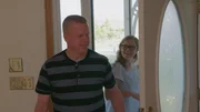 Pennsylvanias lange Wintermonate sind der Grund für den Umzug einer Familie auf die Outer Banks. Sie lieben die weißen Sandstrände, das Meer und die kleinstädtische Atmosphäre. In ihrem Lieblingsurlaubsort sehen sie sich nach einem Haus mit einem Spielezimmer, einem Pool und großen Hinterhof für ihren Golden Retriever um. Pennsylvanias lange Wintermonate sind der Grund für den Umzug einer Familie auf die Outer Banks. Sie lieben die weißen Sandstrände, das Meer und die kleinstädtische Atmosphäre. In ihrem Lieblingsurlaubsort sehen sie sich nach einem Haus mit einem Spielezimmer, einem Pool und großen Hinterhof für ihren Golden Retriever um.