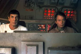 Spock (Leonard Nimoy, l.) und Pille (DeForest Kelley, r.) navigieren cool durch den Schlamassel.