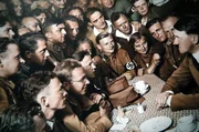 Adolf Hitler umgeben von &bdquo;Braunhemden&ldquo;, die w&auml;hrend seines Aufstiegs Angst und Schrecken bei den politischen Gegnern verbreiteten