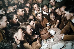 Adolf Hitler umgeben von &bdquo;Braunhemden&ldquo;, die w&auml;hrend seines Aufstiegs Angst und Schrecken bei den politischen Gegnern verbreiteten