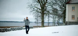 Journalist Mikael Blomquist (Daniel Craig) muss feststellen, dass Handy-Empfang im Norden Schwedens schwierig ist.