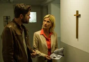 Martina Seiffert (Astrid M. Fünderich) und Jo Stoll (Peter Ketnath) wird allmählich klar, dass die Freikirche, in der das Opfer Mitglied war, gefährlicher ist, als zuerst vermutet. Martina Seiffert (Astrid M. Fünderich) und Jo Stoll (Peter Ketnath) wird allmählich klar, dass die Freikirche, in der das Opfer Mitglied war, gefährlicher ist, als zuerst vermutet.
