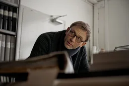 Zusammen mit einer hochbegabten Hackerin macht sich Mikael Blomkvist (Daniel Craig) auf die Suche nach der Wahrheit &uuml;ber ein Jahrzehnte zur&uuml;ckliegendes Verbrechen ...