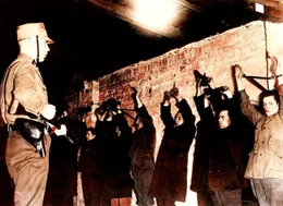 Verhaftung von kommunistischen Aktivisten durch die SA: Binnen weniger Stunden nach dem Reichstagsbrand werden Tausende Oppositionelle in den ersten nationalsozialistischen Konzentrationslagern interniert.