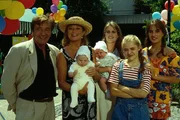 Der ganze Sanwaldt-Clan besucht ein Schulfest. (V.li.n.re.: G&uuml;nter Mack, Jutta Speidel, Ursula Buschhorn, Fritzi/Floriane Eichhorn, Julia Dahmen).