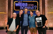 Moderator Kai Pflaume (M.) und seine Rateteam-Kapit&auml;ne Bernhard Ho&euml;cker (l.) und Elton (r.) begr&uuml;&szlig;en in dieser Sendung den S&auml;nger Eric Philippi (2.v.l.) und den &ouml;sterreichischen S&auml;nger Chis Steger (2.v.r.).