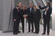 Das Jahr 2006 &ndash; die Fu&szlig;ball-Weltmeisterschaft kommt nach Berlin und die Stadt erlebt ihr &bdquo;Sommerm&auml;rchen&ldquo;. Der Hauptbahnhof wird eingeweiht und die Neuk&ouml;llner R&uuml;tli-Schule macht deutschlandweit Schlagzeilen als Symbol f&uuml;r gescheiterte Integration. Eine Berlin-Chronik der Superlative: F&uuml;nf Jahrzehnte von 1961, dem Jahr des Mauerbaus, bis 2009 als Berlin eine Weltstadt im 21. Jahrhundert ist. - Die Er&ouml;ffnung des neuen Berliner Hauptbahnhofs