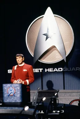 Captain Spock (Leonard Nimoy) h&auml;lt auf dem Friedenskongress eine Rede.