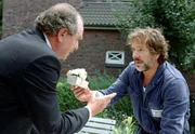 ARD/NDR - BARGELD LACHT, Deutschland 2001, Regie Hajo Gies am Mittwoch (17.10.01) um 20:15 Uhr vom NDR im Ersten. Harry Freundner (Gstz George) will sich bei seinem besten Freund und Schachkollegen Karl Weiss (Friedrich von Thun) mit einem kleinen Geschenk dafYr entschuldigen, dass er ein VerhSltnis mit seiner Frau eingegangen ist. Karl setzt ihn kurzerhand Schach-Matt.