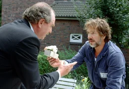 ARD/NDR - BARGELD LACHT, Deutschland 2001, Regie Hajo Gies am Mittwoch (17.10.01) um 20:15 Uhr vom NDR im Ersten. Harry Freundner (Gstz George) will sich bei seinem besten Freund und Schachkollegen Karl Weiss (Friedrich von Thun) mit einem kleinen Geschenk dafYr entschuldigen, dass er ein VerhSltnis mit seiner Frau eingegangen ist. Karl setzt ihn kurzerhand Schach-Matt.