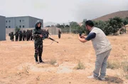Kriegstouristin Eleonora darf in Afghanistan mit dem Milit&auml;r trainieren.