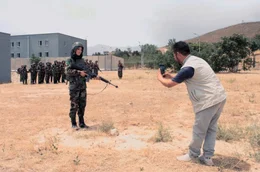 Kriegstouristin Eleonora darf in Afghanistan mit dem Milit&auml;r trainieren.