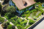 Hinter den Hecken  B&auml;ume-Garten Staffel 7 Folge 1 Haus mit Garten von Marlise und Roland Fasnacht in Sugiez FR  2024