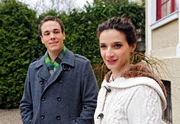 Durch einen Kommentar von Xaver (Jan van Weyde, l.) wird Elena (Lili Gesler, r.) bewusst, dass sie sich in Nils verliebt hat. Durch einen Kommentar von Xaver (Jan van Weyde, l.) wird Elena (Lili Gesler, r.) bewusst, dass sie sich in Nils verliebt hat.