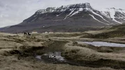 Dieses Bild zeigt eine malerische Landschaft in Island und fängt insbesondere einen Moment in der Nähe des berühmten Berges Kirkjufell auf der Halbinsel Snæfellsnes ein. Dieses Bild zeigt eine malerische Landschaft in Island und fängt insbesondere einen Moment in der Nähe des berühmten Berges Kirkjufell auf der Halbinsel Snæfellsnes ein.